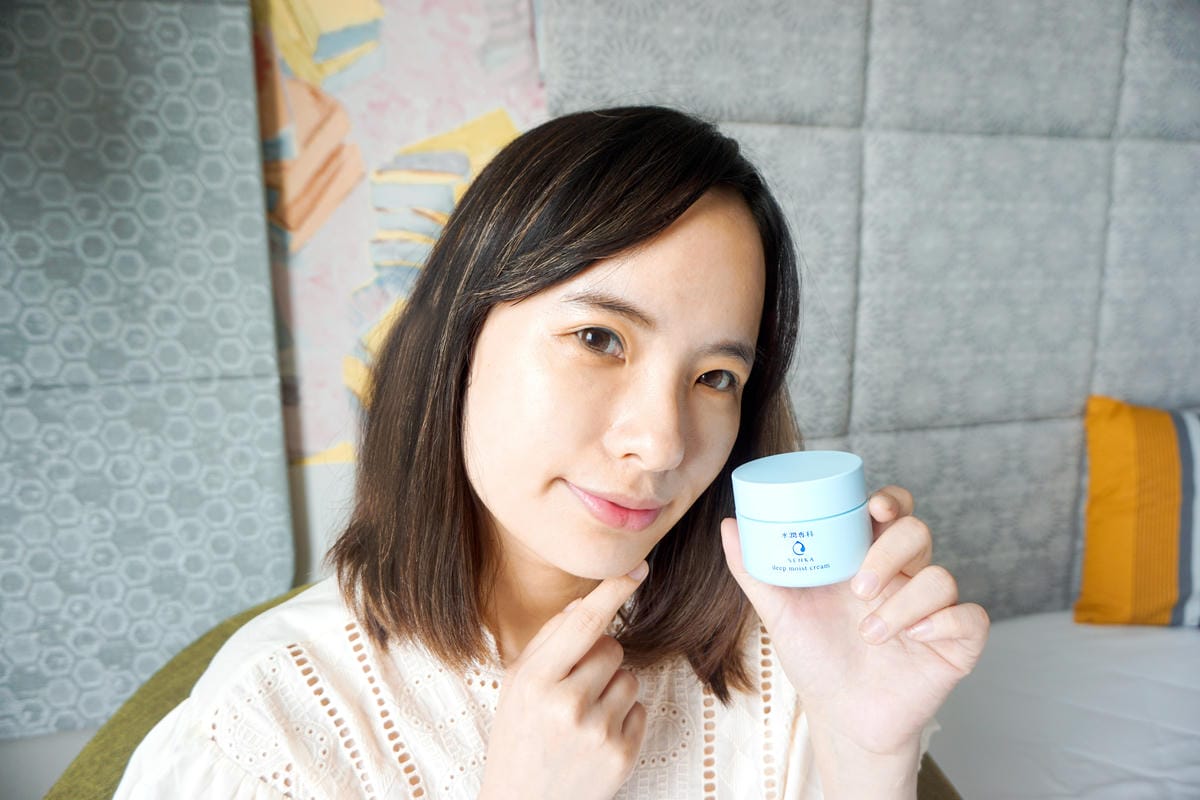 全新水潤專科 保濕輕乳霜 全新水潤專科 保濕輕乳霜