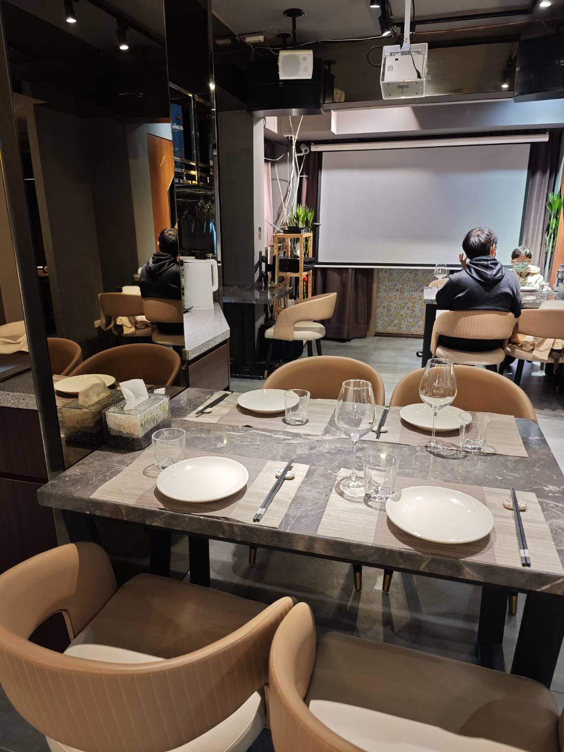 台北南京三民捷運站餐廳推薦→閑閑餐酒館-港式活魚料理、必吃金牌乾炒牛河*適合家庭聚餐/附設私密唱歌包廂 台北南京三民捷運站餐廳推薦→閑閑餐酒館-港式活魚料理、必吃金牌乾炒牛河*適合家庭聚餐/附設私密唱歌包廂